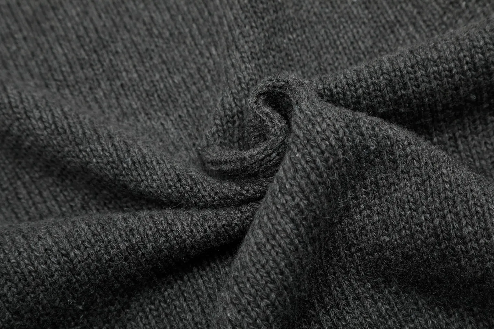 Vivi132 vivienne west wood 24th autumn and winter red label show heavy industry splicing pattern cardigan full of design sense Queen Mother of the West Vivienne heavy industry show limited cardigan knitted sweater wool 2024 autumn latest style Size: S -M- L Color: uniform color
